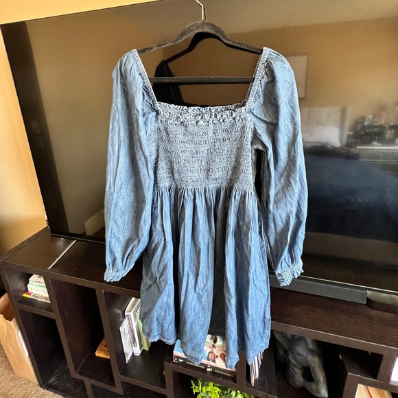 Denim Gap dress with spring on the bust and long sleeves. - Picture 3 of 4